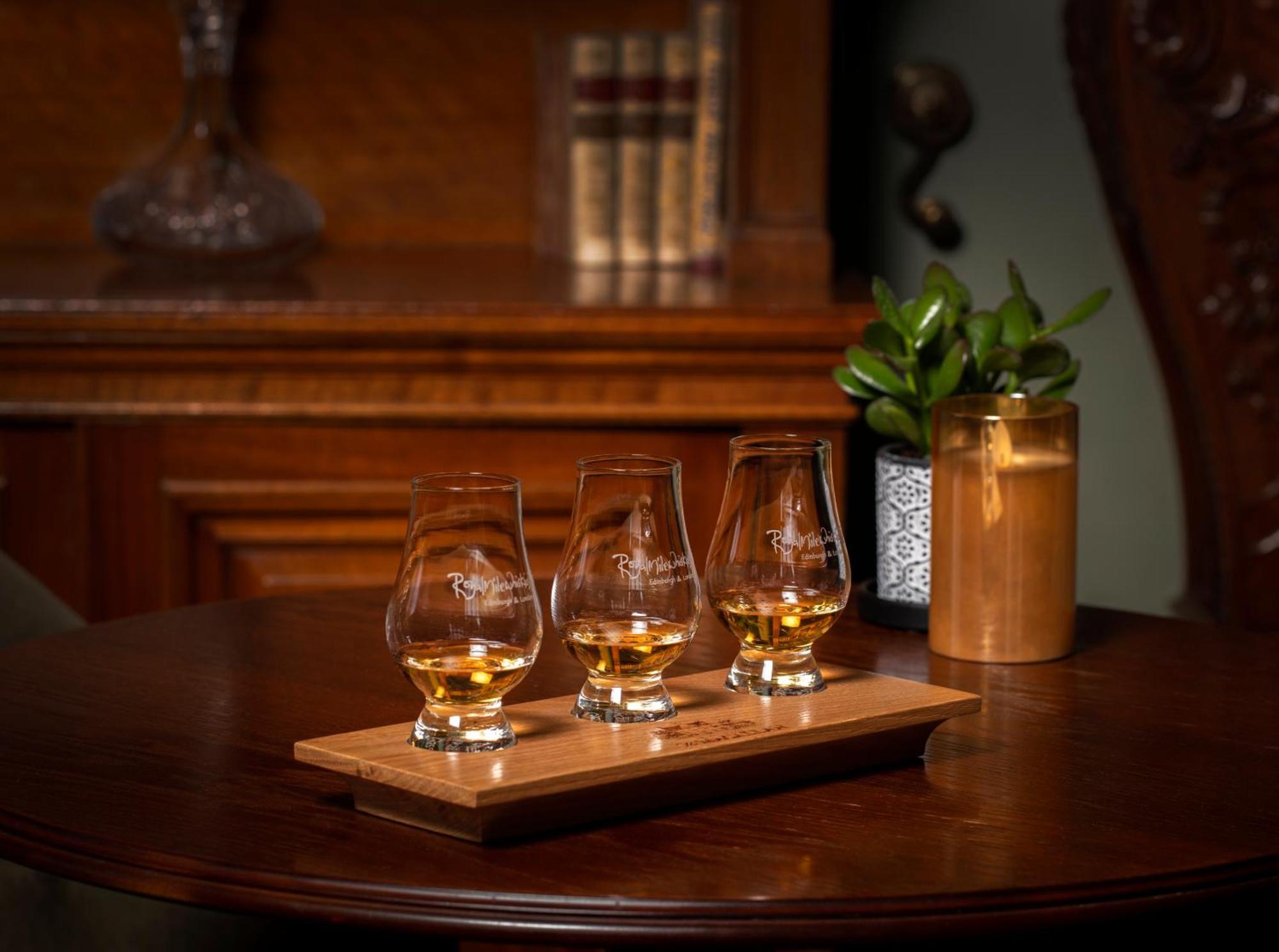 Schloss Roxburghe, Part Of Destination By Hyatt エクステリア 写真 A tasting tray of four samples of Scotch whisky