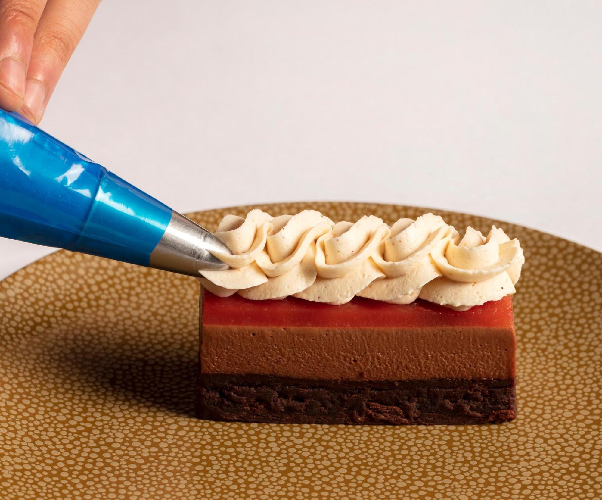 Schloss Roxburghe, Part Of Destination By Hyatt エクステリア 写真 A pastry chef icing a dessert