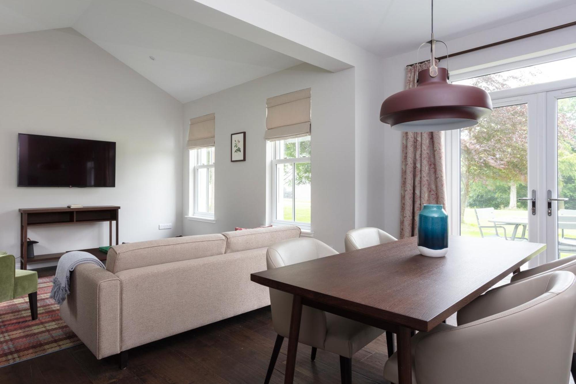 Schloss Roxburghe, Part Of Destination By Hyatt エクステリア 写真 A living room with a sofa and a table